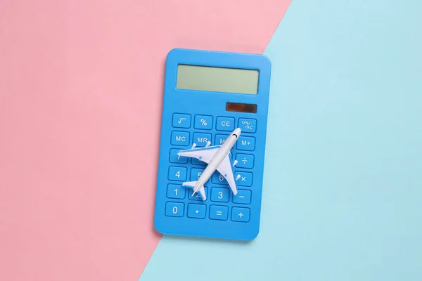 Avião Passageiro Brinquedo Calculadora Fundo Rosa Azul — Fotografia de Stock