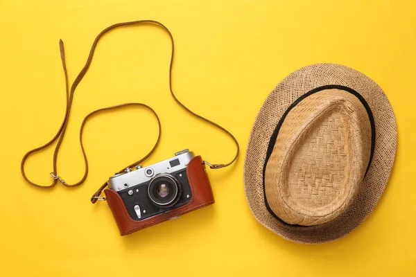 Ρετρό Κάμερα Δερμάτινο Κάλυμμα Και Καπέλο Κίτρινο Φόντο Ταξιδιωτική Ιδέα — Φωτογραφία Αρχείου