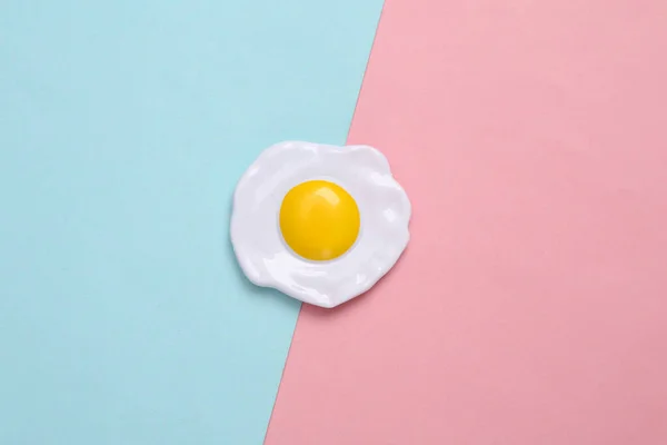 Jajecznica Tworzywa Sztucznego Niebiesko Różowym Pastelowym Tle Widok Góry Minimalna — Zdjęcie stockowe