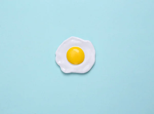 Mavi Pastel Arka Planda Çırpılmış Plastik Yumurta Üst Manzara Gıda — Stok fotoğraf