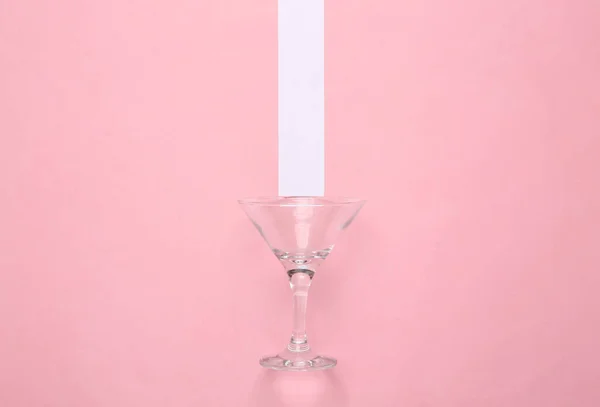 Cocktail Leeres Glas Auf Rosa Pastell Hintergrund Mit Weißem Streifen — Stockfoto