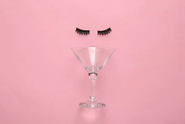 Kreatives Layout Gesicht Aus Falschen Wimpern Und Cocktailglas Auf Rosa — Stockfoto