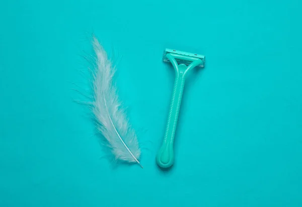 Depilatory Razor Feather Turquoise Background Top View — Stock Photo, Image