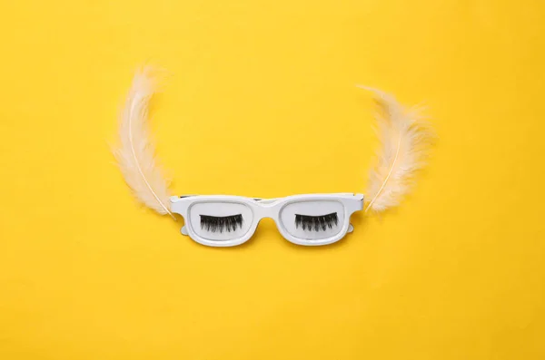 Occhiali Con Ciglia Piume Sfondo Giallo Minimalismo Concetto Bellezza Disposizione — Foto Stock