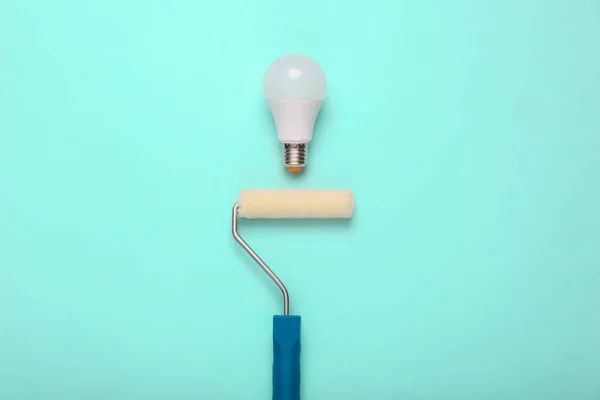 Farbroller Mit Glühbirne Auf Blauem Hintergrund Sanierungskonzept Für Eigenheime — Stockfoto
