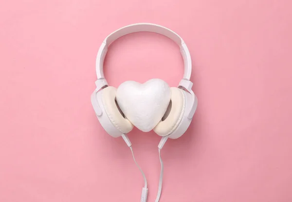Kopfhörer Mit Herz Auf Rosa Hintergrund Romantische Musik Liebeskonzept Ansicht — Stockfoto