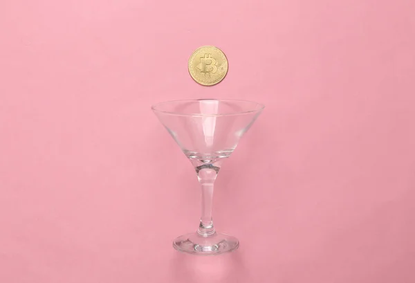 Bicchiere Cocktail Con Bitcoin Sfondo Rosa Vista Dall Alto — Foto Stock