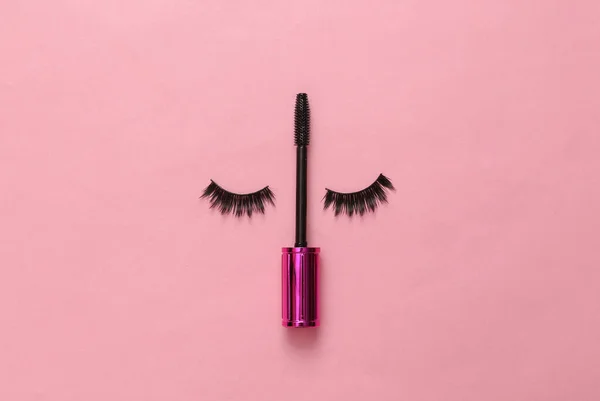 Falska Ögonfransar Och Ögonfransborste Med Mascara Rosa Bakgrund Kreativ Platt — Stockfoto