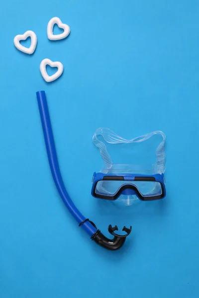 青い背景にシュノーケリングと心を持つダイビングマスク 旅行の概念 — ストック写真