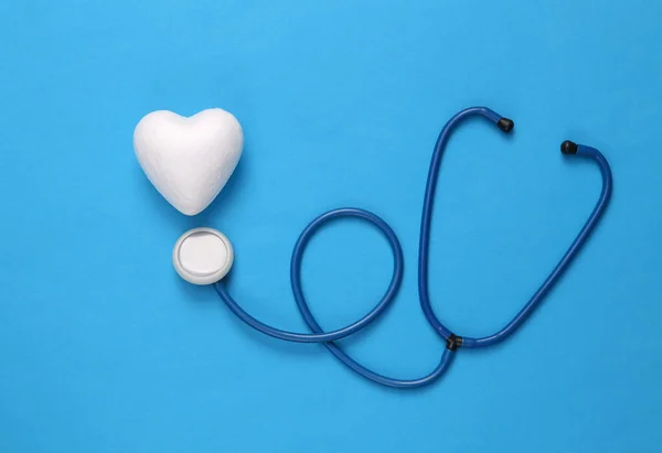 Estetoscopio Con Corazones Sobre Fondo Azul Medicina Concepto Amor — Foto de Stock