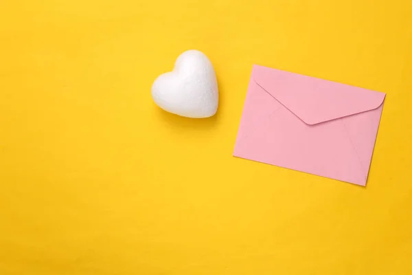 Carta Amor Envelope Com Coração Branco Fundo Amarelo — Fotografia de Stock