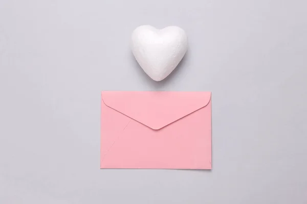 Lettera Amore Busta Con Cuore Bianco Sfondo Grigio — Foto Stock
