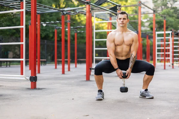 Hombre Atlético Con Torso Desnudo Entrena Con Una Mancuerna Suelo — Foto de Stock