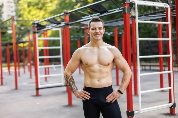 Självsäker Atletisk Manlig Tränare Med Naken Muskulös Överkropp Träningsunderlag — Stockfoto
