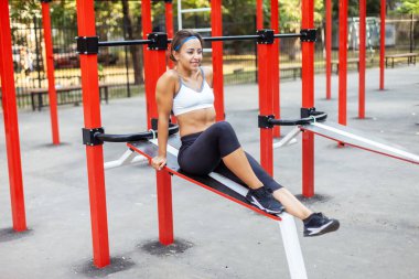 Modern spor sahasında dinlenen sevimli atletik kadın.