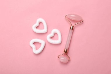 Pembe arka planda kalpleri olan yeşim bir yüz silindiri. Asgari güzellik düzeni