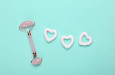 Mavi arka planda kalpleri olan yeşim bir yüz silindiri. Asgari güzellik düzeni