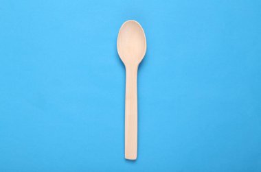 Ahşap mutfak kaşığı mavi arka planda