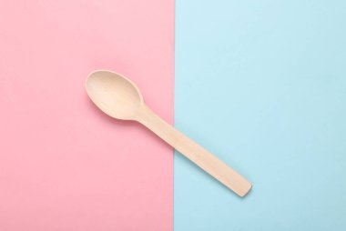 Ahşap mutfak kaşığı mavi pembe pastel arka planda