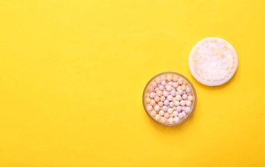 Sarı arka planda barut topları. Kozmetik. Üst görünüm