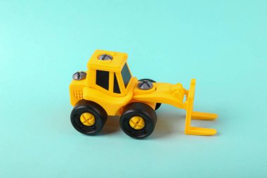 Mavi arkaplanda oyuncak kaldıracı