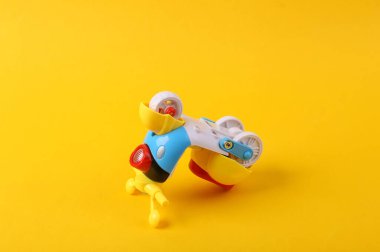 Sarı arka planda ters scooter oyuncağı