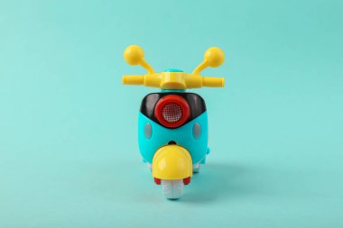 Oyuncak scooter modeli mavi arkaplanı kapat