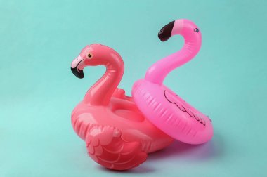 Mavi arka planda şişme iki flamingo. Havuz partisi. Yaz kavramı. Yaratıcı yerleşim