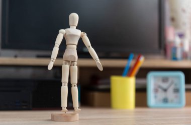 Bilgisayar masasındaki tahta kukla.