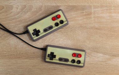 Ahşap masada retro oyun pedleri. Üst görünüm