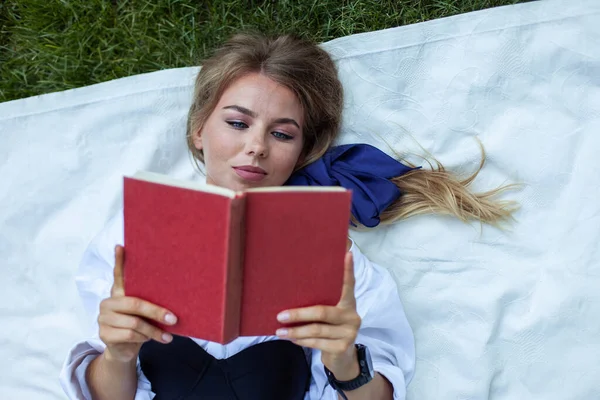 Bonito Atraente Mulher Leitura Livro Enquanto Deitado Cobertor Grama — Fotografia de Stock