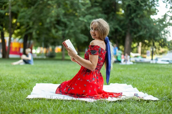 Mulher Vestido Vintage Vermelho Lendo Livro Enquanto Sentado Cobertor Parque — Fotografia de Stock