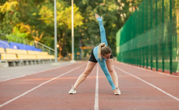 Mujer Atlética Haciendo Calentamiento Antes Entrenar Estadio Estilo Vida Saludable — Foto de Stock