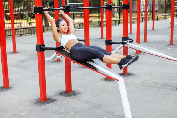 Bella Donna Atletica Che Esercita Muscoli Addominali Sul Terreno Sportivo — Foto Stock