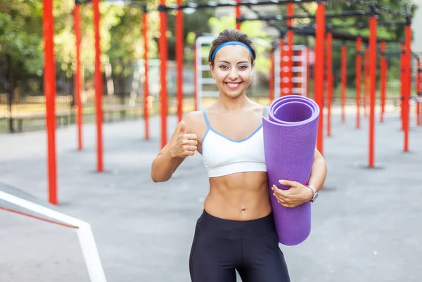 Mooie Glimlachende Atletische Fit Vrouw Met Trainingsmat Trainingsveld — Stockfoto