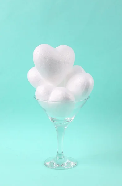 青い背景のカクテルグラスの白い心 創造的なアイデア 最小限のパーティー 愛の概念 レイアウト — ストック写真