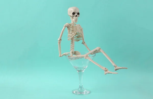 Cocktailglas Mit Skelett Auf Blauem Hintergrund Frische Idee Minimales Party — Stockfoto