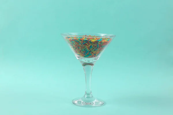 Cocktailglas Mit Farbiger Streuung Auf Blauem Hintergrund Frische Idee Minimales — Stockfoto