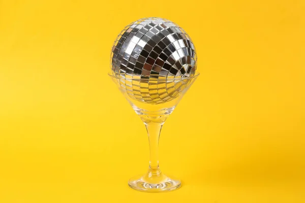 Bicchiere Cocktail Con Palla Discoteca Fondo Giallo Idea Creativa Concetto — Foto Stock