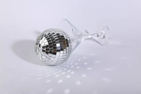 Cocktailglas Mit Discokugel Auf Hellgrauem Hintergrund Kreative Idee Minimales Parteikonzept — Stockfoto