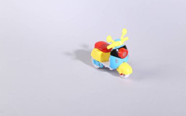 Oyuncak scooter modeli gri arkaplanı kapat