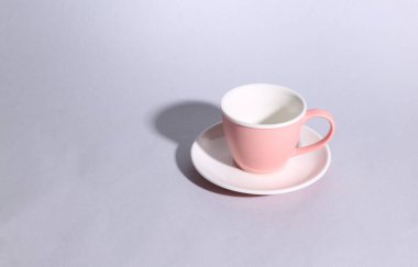 Gri arkaplanda boş fincan ve fincan tabağı