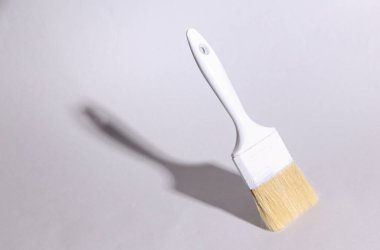 Gri arka planda yüzen fırça. En küçük yerleşim