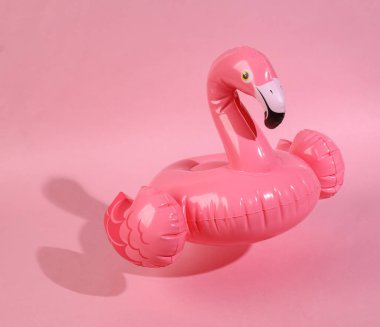 Pembe arka planda şişme flamingo. En küçük yerleşim