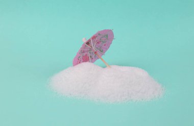 Turkuaz arka planda şemsiyeli kar yağışı. En küçük yerleşim