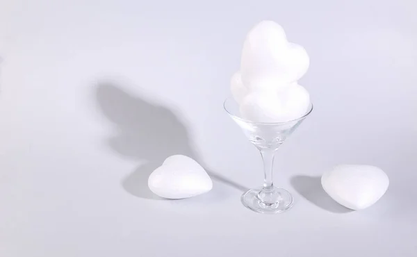 灰色の背景にカクテルグラスの白い心 創造的なアイデア 最小限のパーティー 愛の概念 レイアウト — ストック写真
