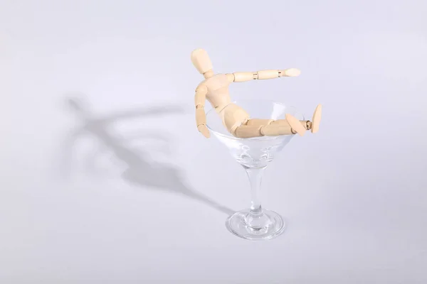 灰色の背景にカクテルガラスの木製の人形 創造的なアイデア 最小限のパーティーコンセプト レイアウト — ストック写真