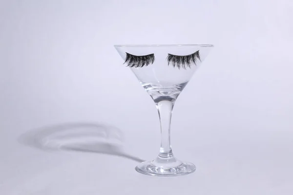 Cocktailglas Mit Wimpern Auf Gelbem Hintergrund Frische Idee Minimales Osterkonzept — Stockfoto