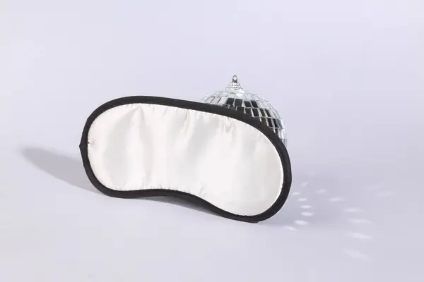 睡眠マスクとともにディスコボール上の灰色の背景 — ストック写真