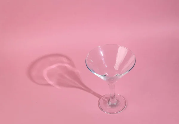 Minimalistisk Bilde Tomt Cocktailglass Med Lang Trendende Skygge Rosa Bakgrunn – stockfoto
